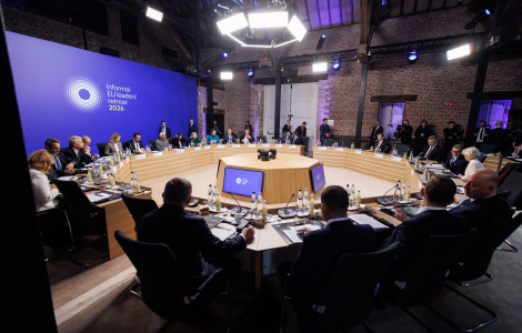 55091786888 3324c93ac5 o (People sitting at a round table in a big hall)