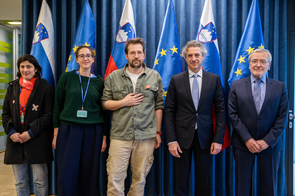 Predsednik vlade in predstavniki mreže Glas ljudstva, med njimi Dušan Keber in Jaša Jenull prez zastavami