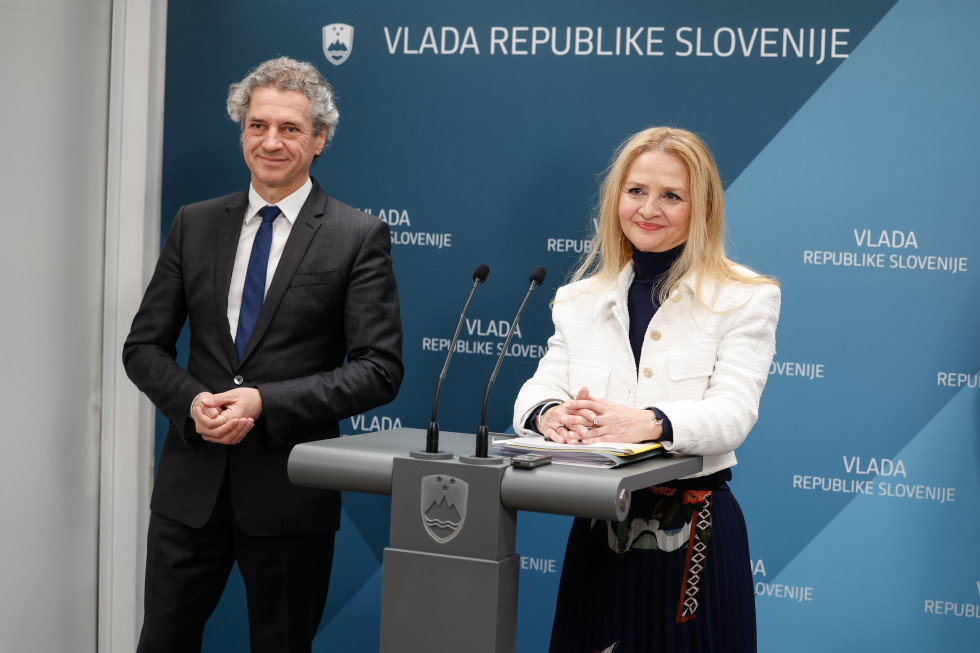 Predsednik vlade Robert Golob in predsednica Strateškega sveta Marijana Bednaš