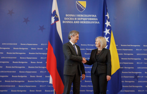 BIH7 (Prime Minister Robert Golob and Borjana Krišto, Chairwoman of the Council of Ministers of Bosnia and Herzegovina, shake hands in front of the flags)