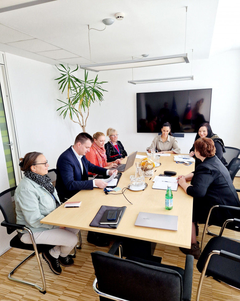 Meeting of State Secretary Maksimiljana Polak and Dejan Süč, Head of the Cabinet of the Ministry of Agriculture, Forestry and Food, with representatives of the Association for the Protection of Horses and Other Animals and other representatives of animal