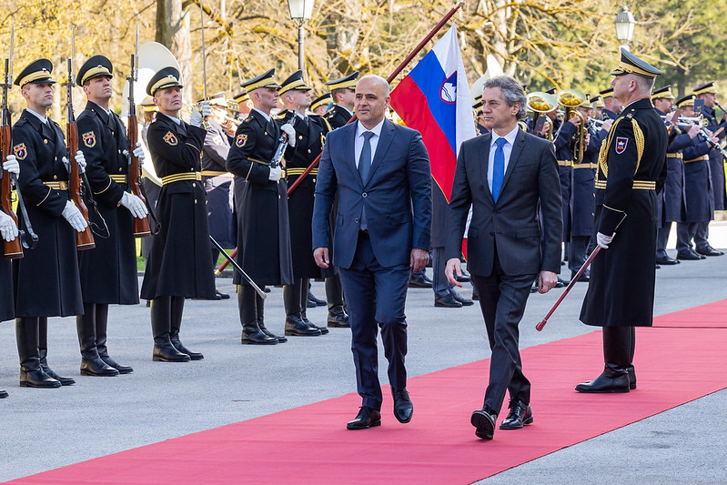 Predsednika vlad dr. Robert Golob in dr. Dimitar Kovačevski hodita mimo častne čete