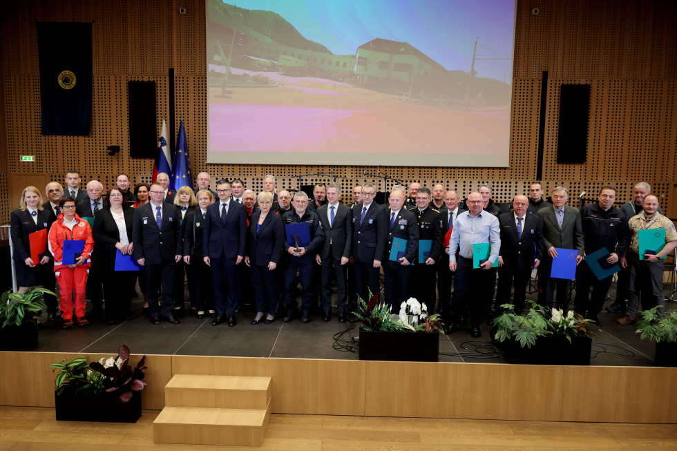Skupinska slika prejemnikov priznanj in plaket Civilne zaščite skupaj s predsednikom vlade, predsednico Republike Slovenije in drugimi vodilnimi