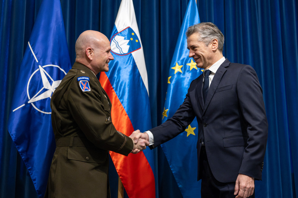 Prime Minister Golob shakes hands with General Christopher Cavoli, Supreme Allied Commander Europe