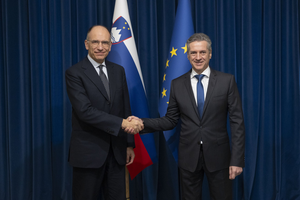 Rokovanje slovenskega predsednika vlade z Enricom Letto pred slovensko in evropsko zastavo