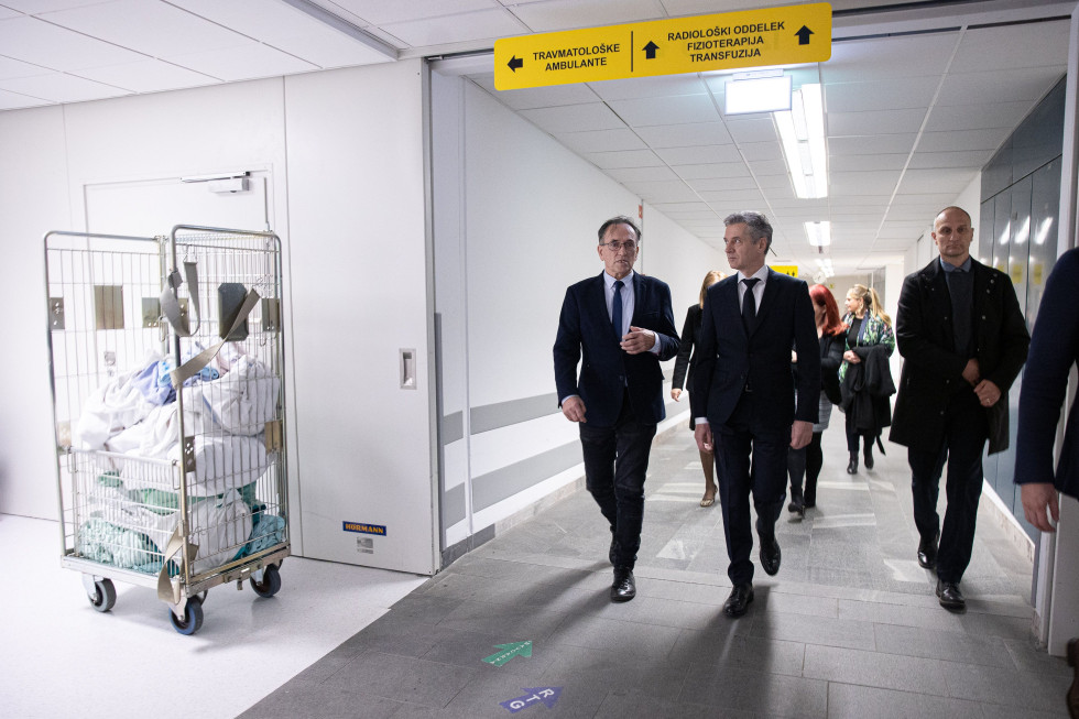 Predsednik vlade si v spremstvu vodstva UKC Maribor ogleduje bolnišnico.