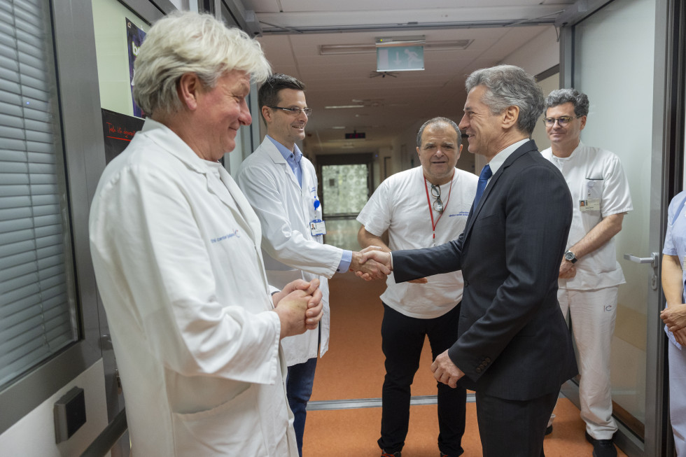 Predsednik vlade dr. Robert Golob na obisku hematološkega oddelka Univerzitetnega kliničnega centra Ljubljana