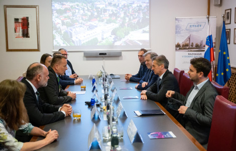 54381221132 9ee4e3b373 o v2 (Prime Minister Robert Golob visited the National Institute of Chemistry)