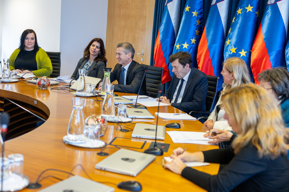 Predsednik vlade dr. Robert Golob za omizjem 