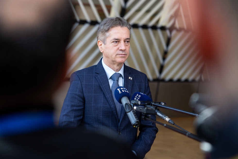 Robert Golob stoji, pred njim so mikrofoni.