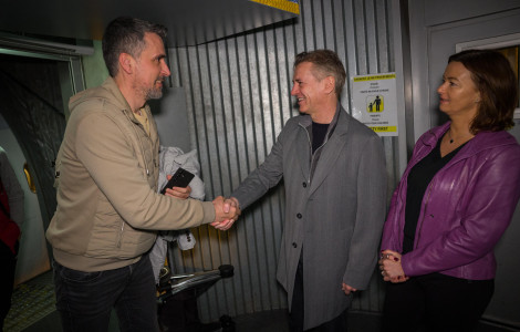 Evakuacija (Prime Minister is shaking hands with a passenger. The minister is standing to the side.)
