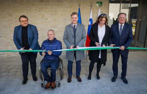 MOL2 (People with scissors cut the ceremonial ribbon)