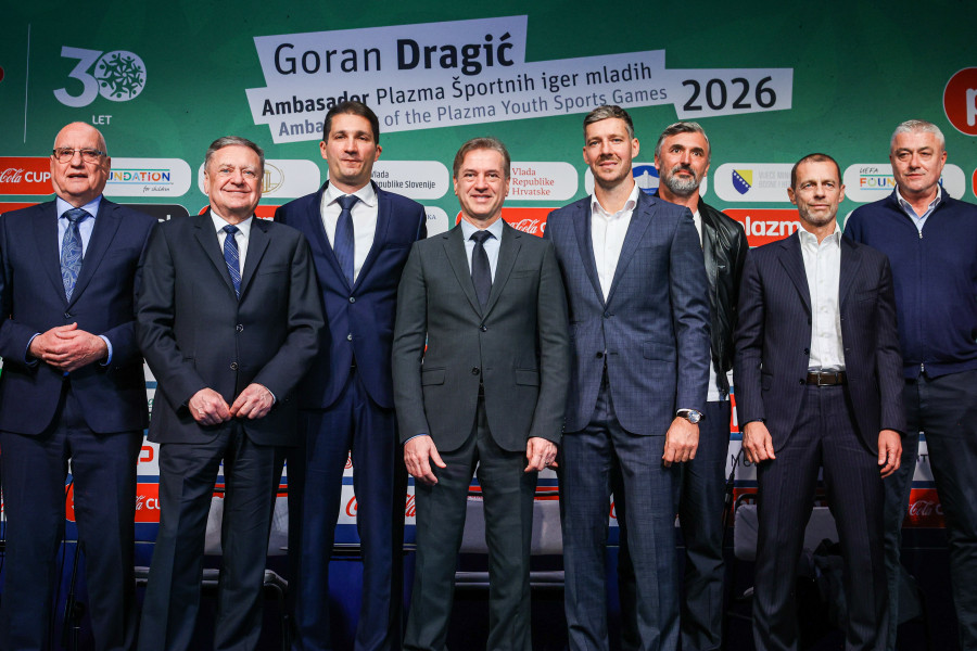 Robert Golob, Goran Dragić, and the other guests are standing.