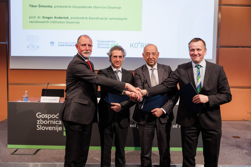 Predsednik vlade Robert Golob je na Gospodarski zbornici Slovenije slovesno podpisal dogovor med gospodarstvom, znanostjo in politiko, poimenovan "Za pametno, trajnostno in konkurenčno Slovenijo". 