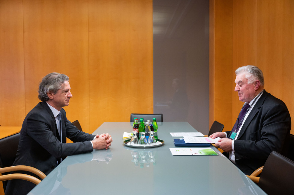Predsednik vlade dr. Robert Golob in predsednik Združenja društev upokojencev Slovenije v pogovoru za mizo.