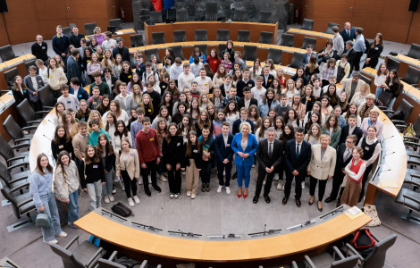 otroski parlament 2 v2 (A family photo of the participants of the Children's Parliament with the Prime Minister and the Speaker of the National Assembly.)