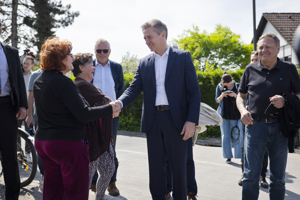 Predsednik vlade dr. Robert Golob se rokuje s prebivalci Sneberij