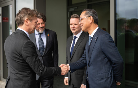 Yaskawa1 (Prime Minister meets representatives of the Japanese corporation Yaskawa)