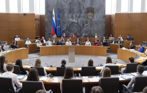 Zasedanje nacionalnega otroskega parlamenta (Prime Minister Dr Robert Golob at the plenary session of the 34th National Children's Parliament)