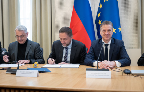 54426148895 4523ba04a0 o (The Prime Minister at the table with the Minister of Finance and Economy)