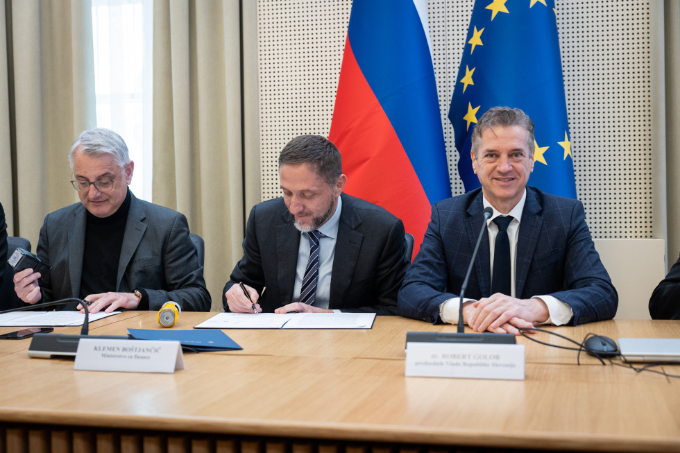 Predsednik vlade za mizo s finančnim in gospodarskim ministrom