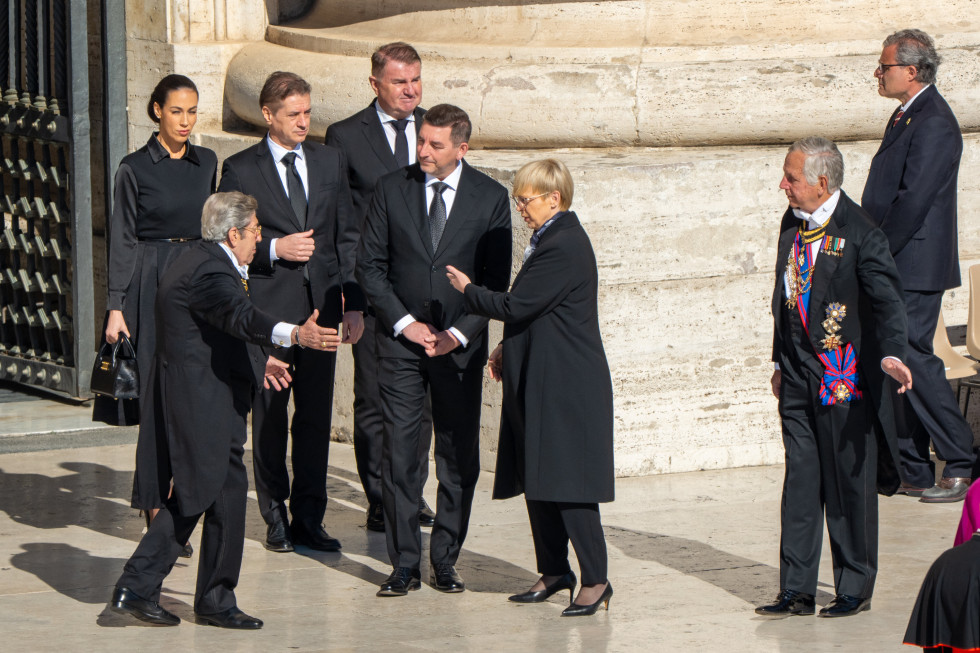 Tina Gaber, Robert Golob, Aleš Musar in Nataša Pirc Musar stojijo in se rokujejo, ob njih stojijo člani delegacij.