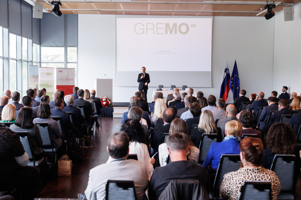 Predsednik vlade Robert Golob je nagovoril udeležence konference