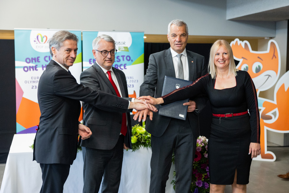 The Prime Minister, the Minister of Economy, the Mayor of Maribor, and the Director of EYOF shook hands after signing the contract.