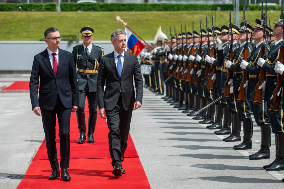 Predsednik vlade in minister za obrambo pregledujeta častno četo.