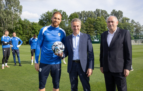 PV Golob nogometna reprezentanca 29052024 1 (Captain of national football team Jan Oblak, Prime Minister Robert Golob and President of Slovenian Football Association Radenko Mijatović.)