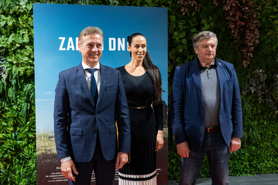 Skupinska fotografija predsednika vlade dr. Roberta Goloba, partnerke Tine Gaber in Marijana Križmana, predsednika Zveze združenj borcev za vrednote NOB