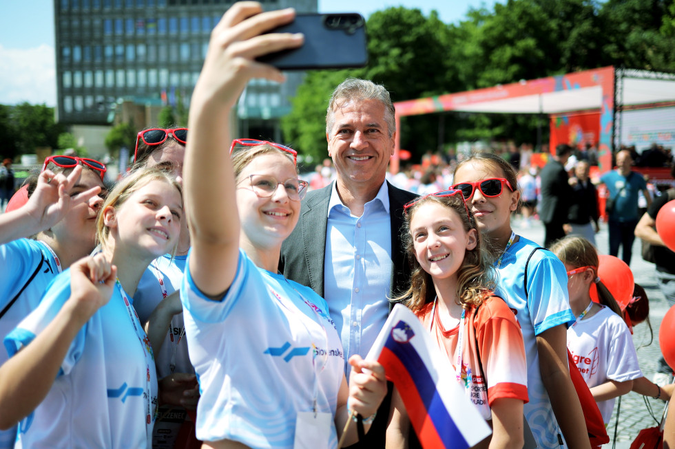 Predsednik vlade dr. Golob in skupina mladih