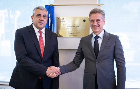 PV Madrid 1 29052025 (Robert Golob and Zurab Pololikashvili are standing and shaking hands, with a plaque in the background.)