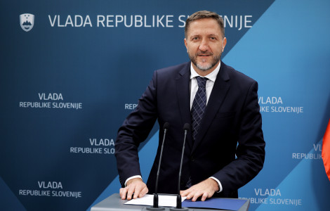 Boštjančič (The minister is standing at the podium)