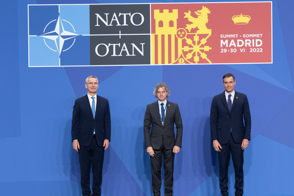 Jens Stoltenberg, Robert Golob in Pedro Sanchez pozirajo pod logotipom zasedanja zveze NATO.