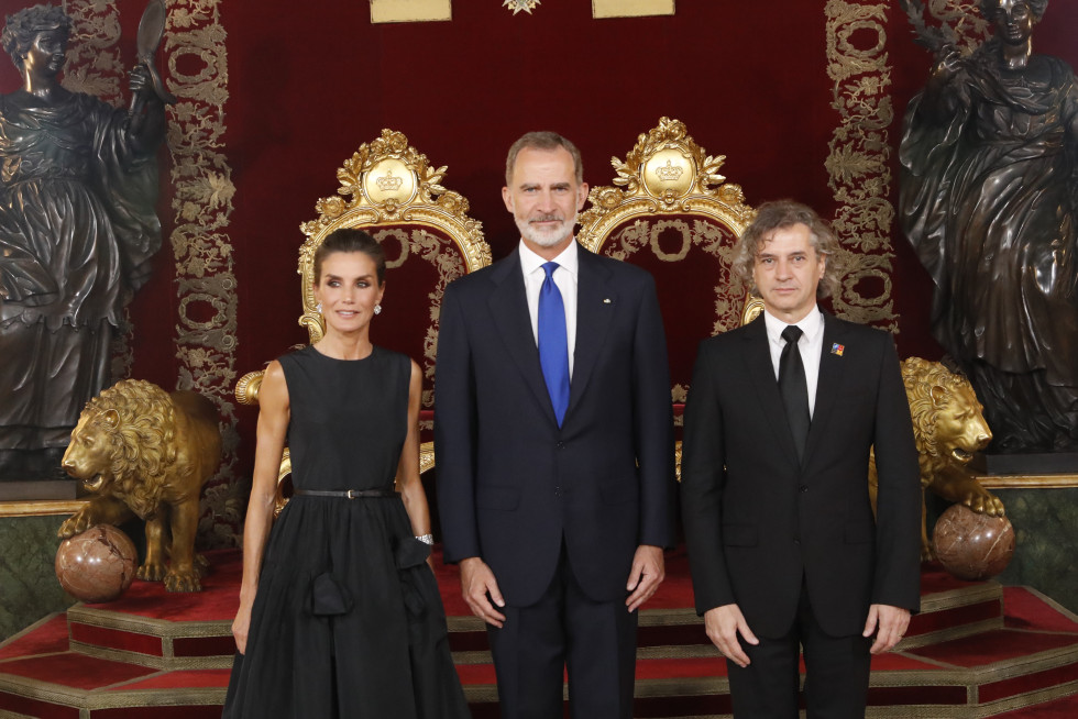 Španska kraljica Letizia, kralj Felipe VI. in predsednik vlade Robert Golob.