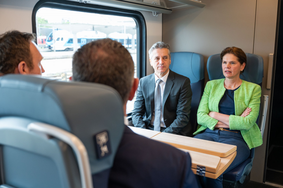 Prime Minister Robert Golob today attended the signing of a contract for 20 new passenger trains 