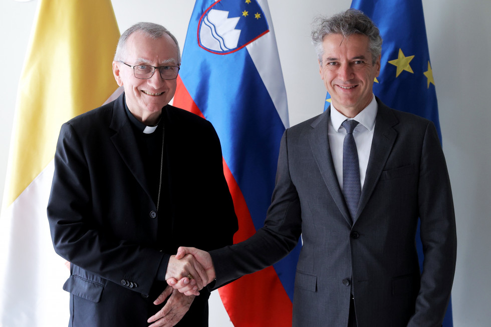 Rokovanje predsednika vlade dr. Roberta Goloba z državnim tajnikom Svetega Sedeža kardinalom Pietrom Parolinom 