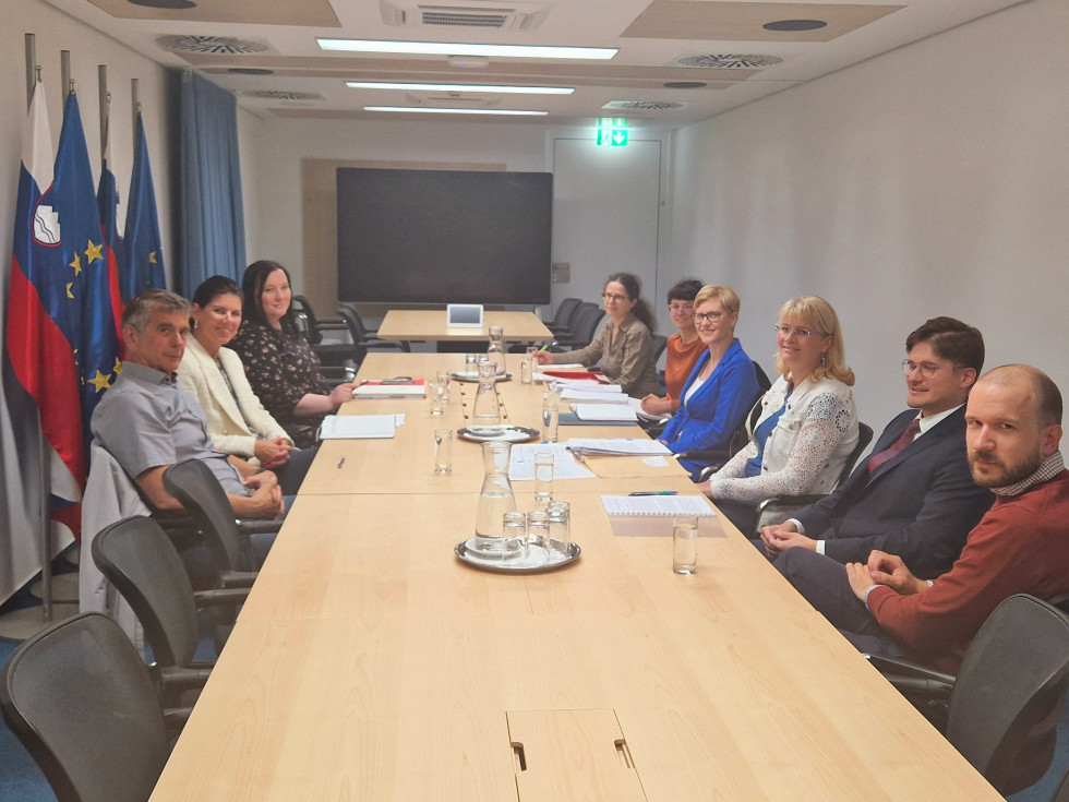 State Secretary for Intergenerational Dialogue and Housing Policy, Nataša Sax, and Simona Pirnat Skeledžija from the Office of the Prime Minister received representatives of the Deafblind Association of Slovenia DLAN.