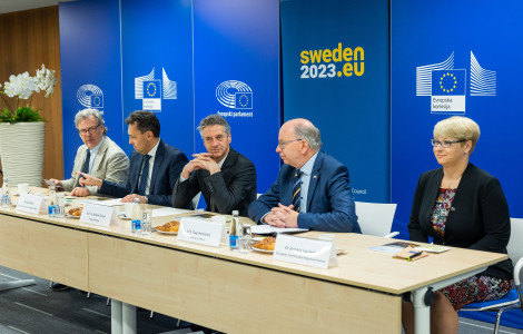 srecanje z veleposlaniki EU (The prime minister is sitting at the table, together with the ambassador of Sweden and the head of the European Commission's representation in Slovenia)
