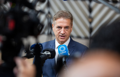 Bruselj (Prime Minister stands in front of microphones and cameras and answers questions)