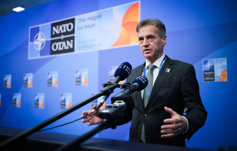 Nato (The Prime Minister is standing in front of microphones and responding to journalists' questions.)