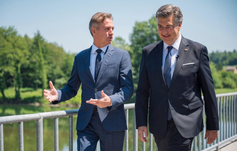 54607480492 0b632ba080 c (The presidents of the two governments walk across the bridge and talk)