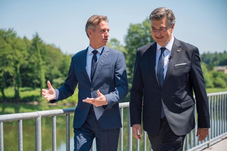 The presidents of the two governments walk across the bridge and talk