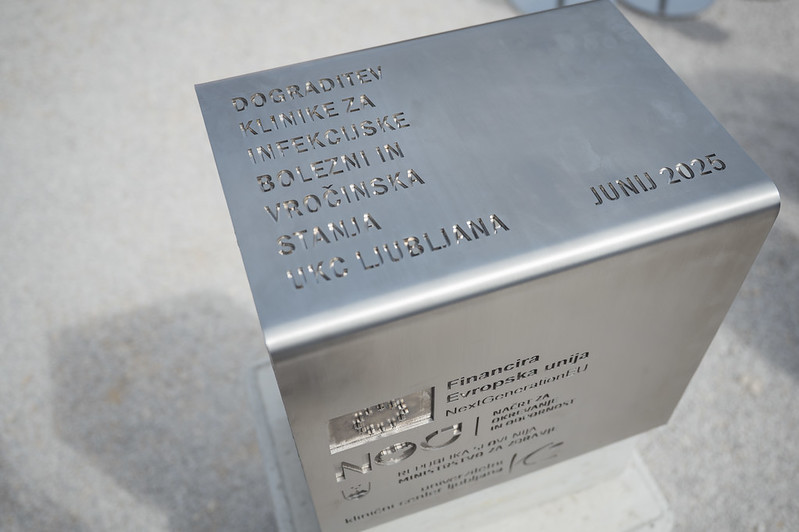 Kovinska temeljna plošča z napisom "Dograditev klinike za infekcijske bolezni in vročinska stanja, UKC Ljubljana, junij 2025".