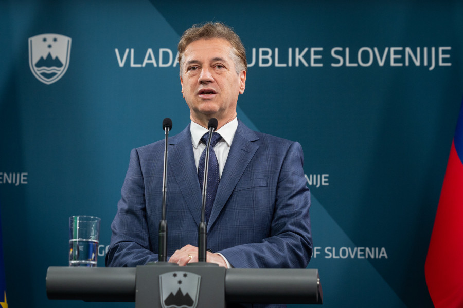 Predsednik vlade dr. Robert Golob pred govornico v medijskem središču vlade