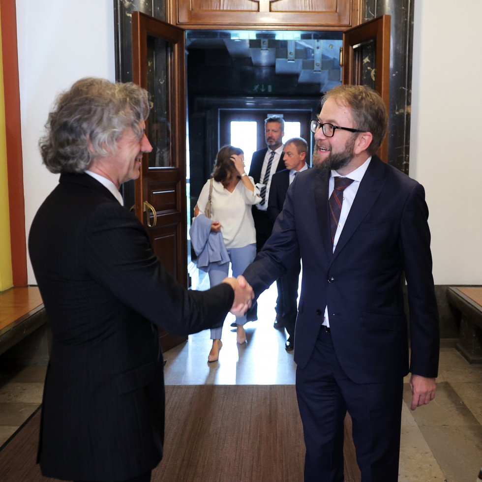 Prime Minister Robert Golob and President of the Constitutional Court Matej Accetto shake hands.