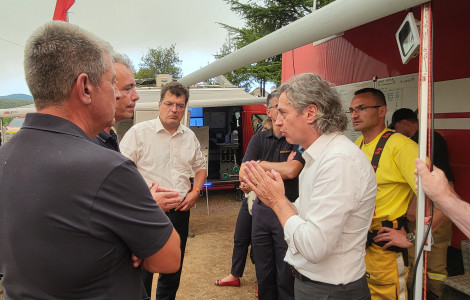 20220720 180112 (Prime minister, firefighters, European Commissioner stand in a circle and discuss)