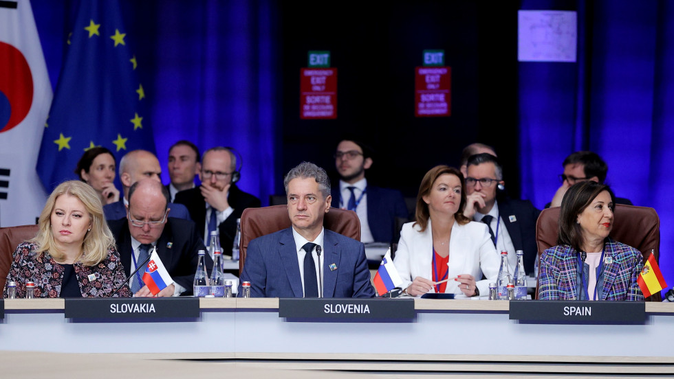 Predsednik vlade, podpredsednica vlade in obrambni minister na zasedanju NATO