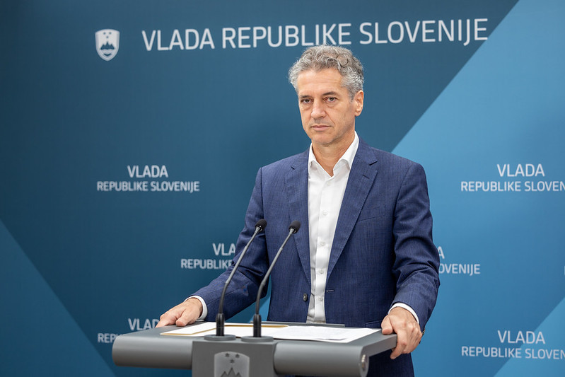 Predsednik vlade za govorniškim pultom